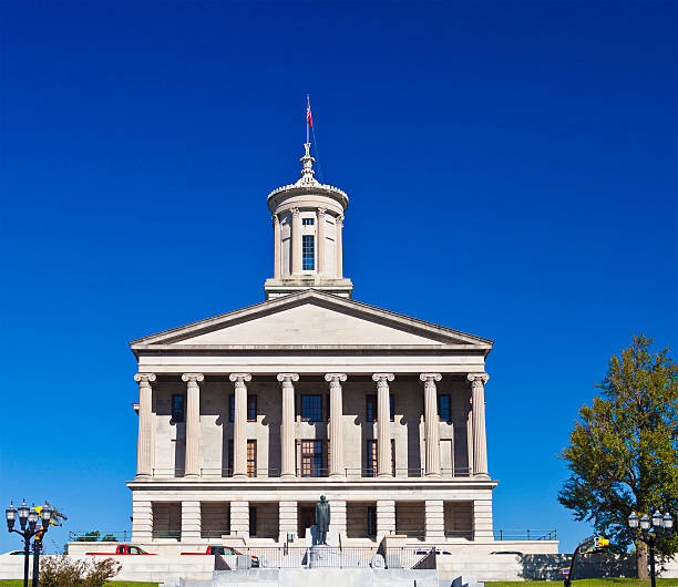 capitólio do estado do tennessee edifício em nashville - nashville tennessee state capitol building federal building imagens e fotografias de stock