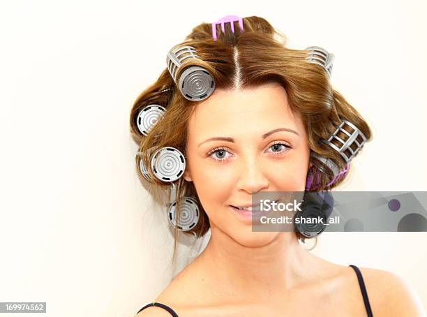 Giovane Donna In Capelli Rulli - Fotografie stock e altre immagini di 20-24 anni - 20-24 anni, Adulto, Bigodino per capelli