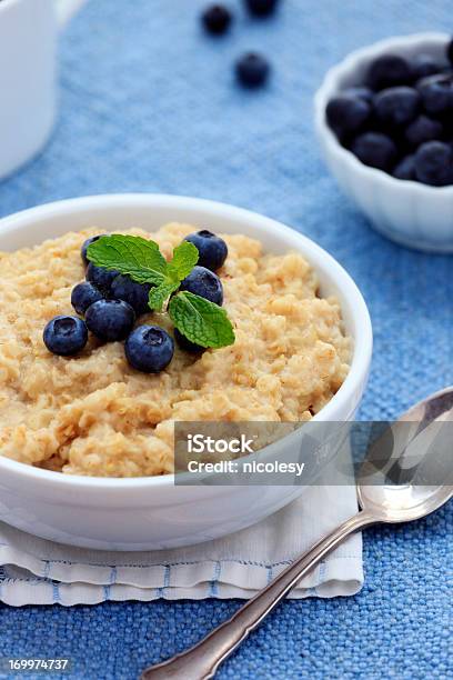 Photo libre de droit de Porridge Avec Des Myrtilles banque d'images et plus d'images libres de droit de Aliment - Aliment, Aliments et boissons, Blanc