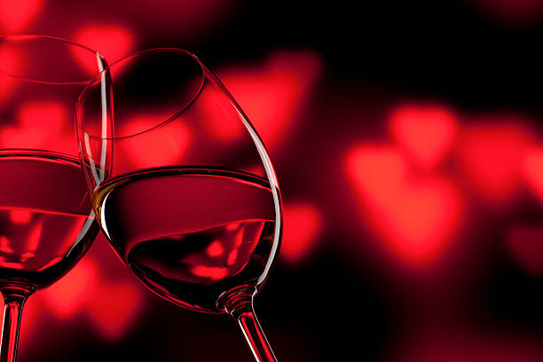 Romántico de celebración del día de San Valentín amor rojo vino de Wineglass - foto de stock