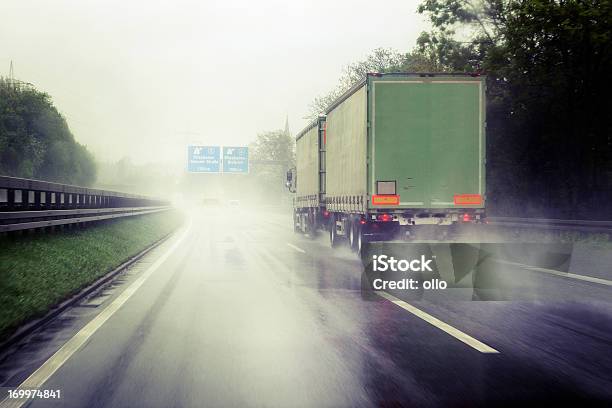 大雨ドイツの高速道路 - トラックのストックフォトや画像を多数ご用意 - トラック, 軽トラック, 明かり