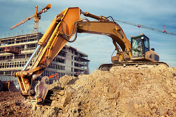 excavator na plac budowy - earth mover digging land bulldozer zdjęcia i obrazy z banku zdjęć