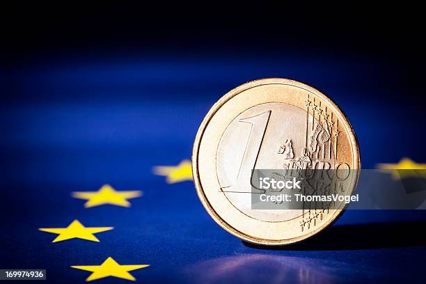 Euromünze Auf Europäischen Union Flag Stockfoto und mehr Bilder von EU-Währung - EU-Währung, Euro-Symbol, Europäische Union