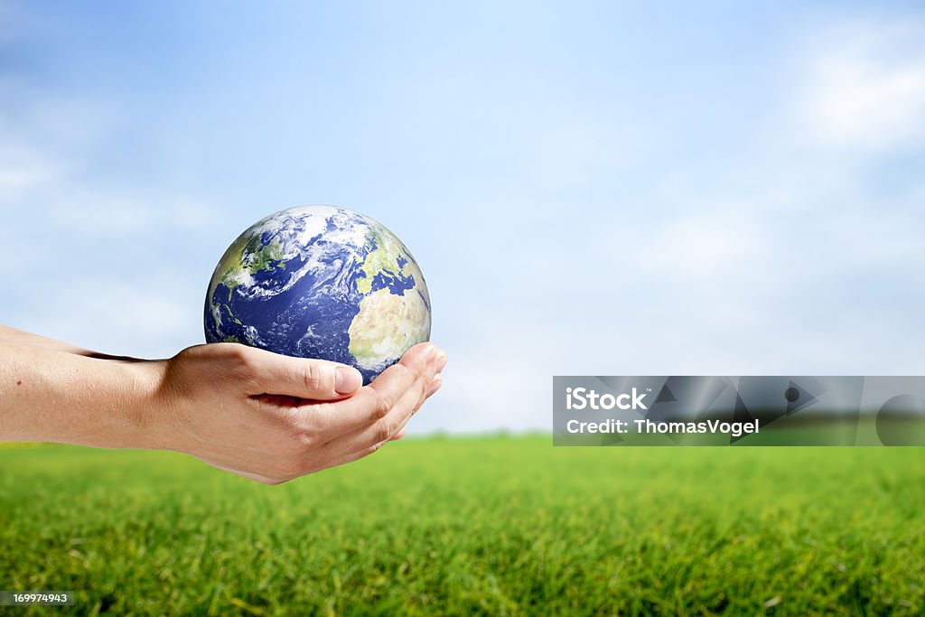 Kobieta ręce trzymać Planeta Ziemia na krajobraz wiejski - Zbiór zdjęć royalty-free (Globus - Wyposażenie do nawigacji)