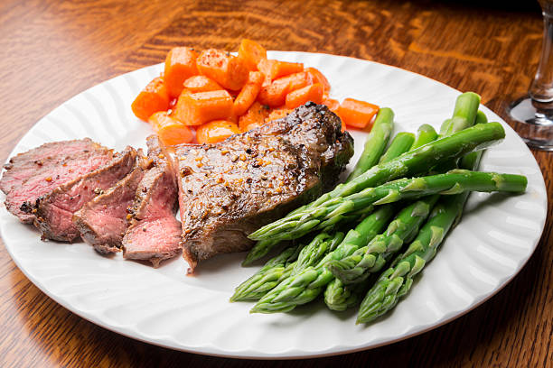 ビッグのリブアイステーキステーキ - rib eye steak steak beef prepared potato ストックフォトと画像