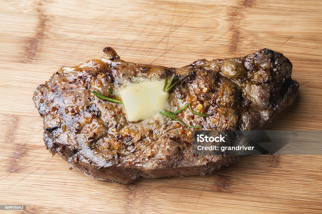 Rodajas de carne de res Kobe, Nueva York, en una tabla de cortar - Foto de stock de Entrecot libre de derechos