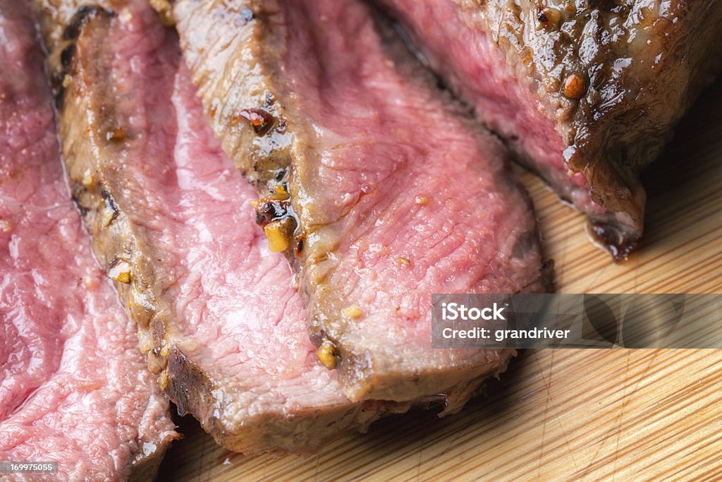 Rodajas de carne de res Kobe, Nueva York, en una tabla de cortar - Foto de stock de Alimento libre de derechos