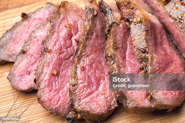 Rodajas De Carne De Res Kobe Nueva York En Una Tabla De Cortar Foto de stock y más banco de imágenes de Tiras de carne