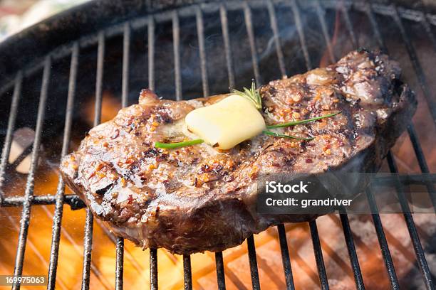 Kobe New Yorker Steak Auf Dem Grill Mit Kamin Stockfoto und mehr Bilder von Rib Eye-Steak - Rib Eye-Steak, Fettgebraten, Feuer