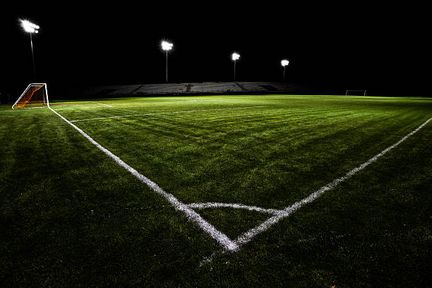 campo de fútbol en la noche - soccer field night stadium soccer fotografías e imágenes de stock