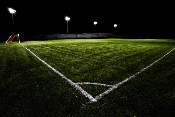 campo de futebol, à noite - baseline - fotografias e filmes do acervo