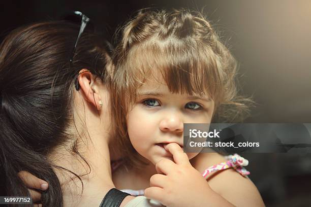 Foto de Menina Mordendo O Dedo e mais fotos de stock de Adulto - Adulto, Carregar, Cena de tranquilidade