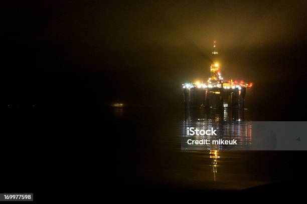 Oleju Rig Platformy Na Morzu Nightime - zdjęcia stockowe i więcej obrazów Bez ludzi - Bez ludzi, Fotografika, Horyzontalny