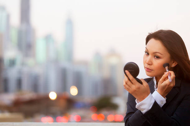 mujer de negocios verificar su maquillaje - model96 fotografías e imágenes de stock