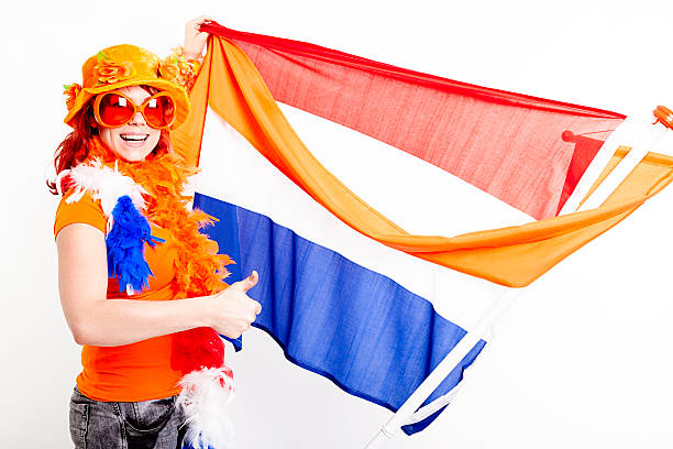 вентилятор с нидерландский флаг и оранжевый вымпел - fan dutch flag women colors стоковые фото и изображения