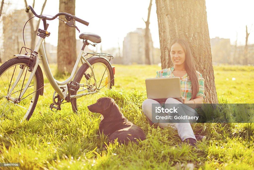 Gaie jeune femme de détente dans le parc. - Photo de Activité libre de droits