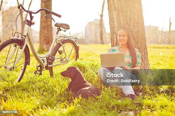 Jovem Alegre Mulher A Descansar No Parque - Fotografias de stock e mais imagens de Adulto - Adulto, Animal, Animal de Estimação