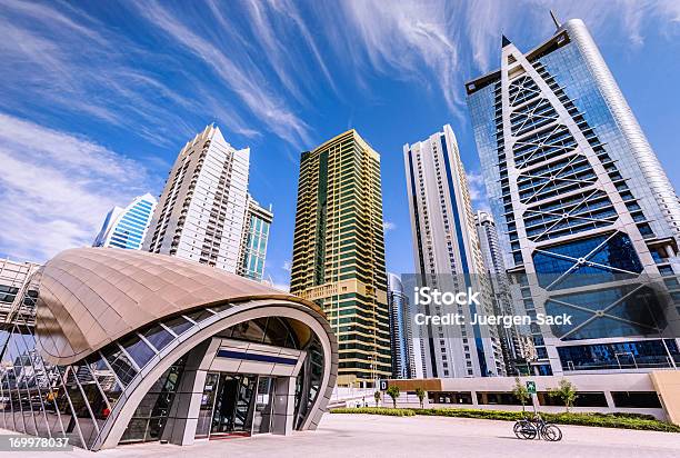 Vista Da Cidade Futurista - Fotografias de stock e mais imagens de Futurista - Futurista, Entrada de Edifício, Exterior de edifício