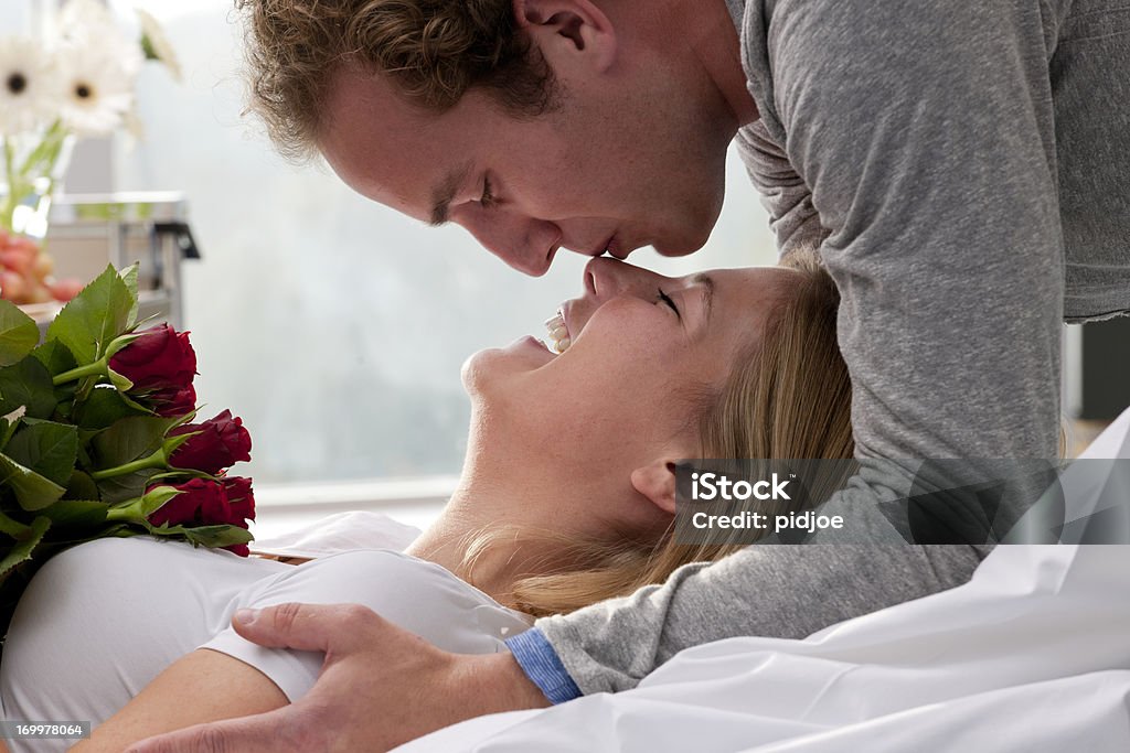 Человек поцелуй женщины в больнице - Стоковые фото Болезнь роялти-фри