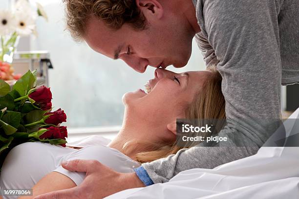 Человек Поцелуй Женщины В Больнице — стоковые фотографии и другие картинки Болезнь - Болезнь, Больница, Больничная палата