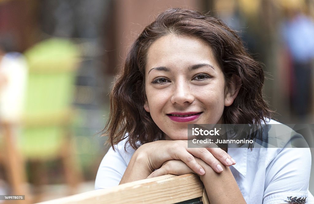 Sonriente mujer joven hispana - Foto de stock de 20 a 29 años libre de derechos