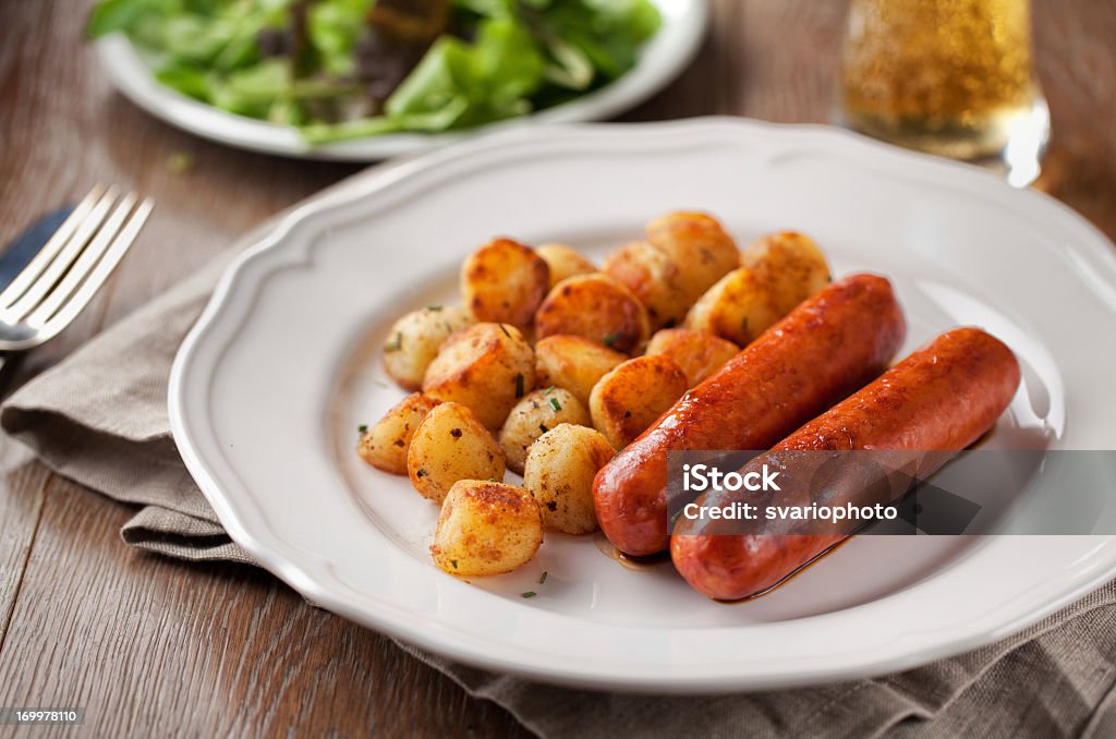 Pommes de terre et des saucisses - Photo de Pommes de terre cuisinées libre de droits
