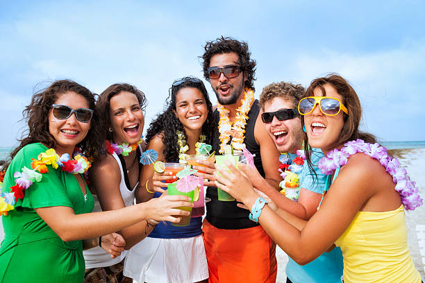 felices amigos brindis durante la fiesta de playa - women sea cheerful surfing fotografías e imágenes de stock