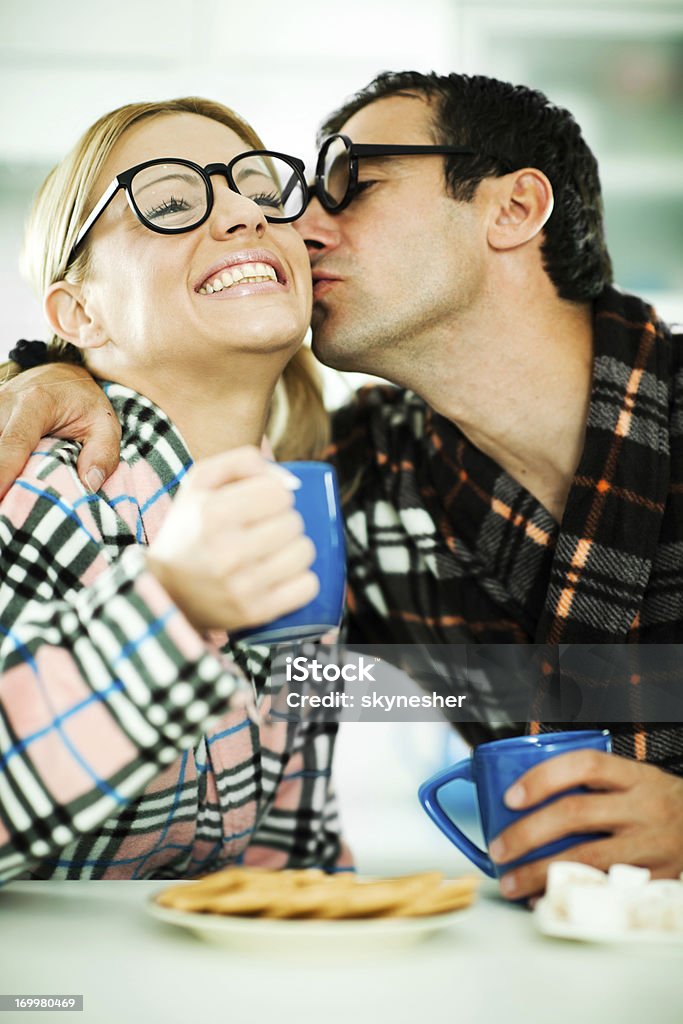 Masculino geek beijando a namorada no rosto. - Foto de stock de 1970-1979 royalty-free