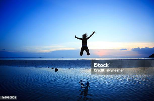 シルエットの女性をジャンピング高エアのビーチです - ジャンプするのストックフォトや画像を多数ご用意 - ジャンプする, 女性, 女性一人