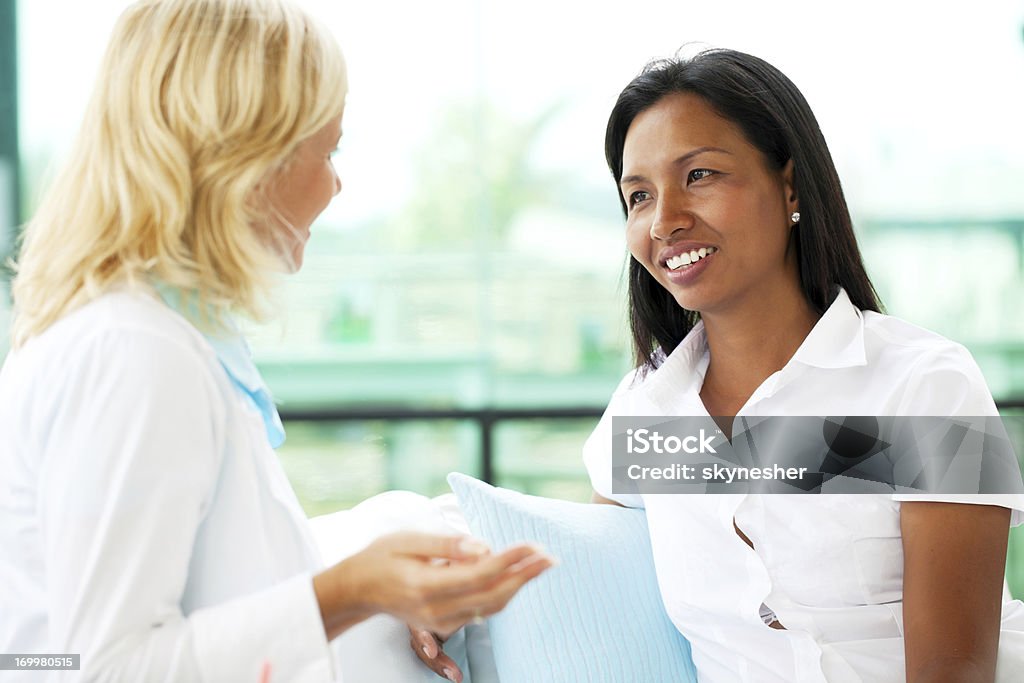 Dos amigas hablando. - Foto de stock de Adulto libre de derechos