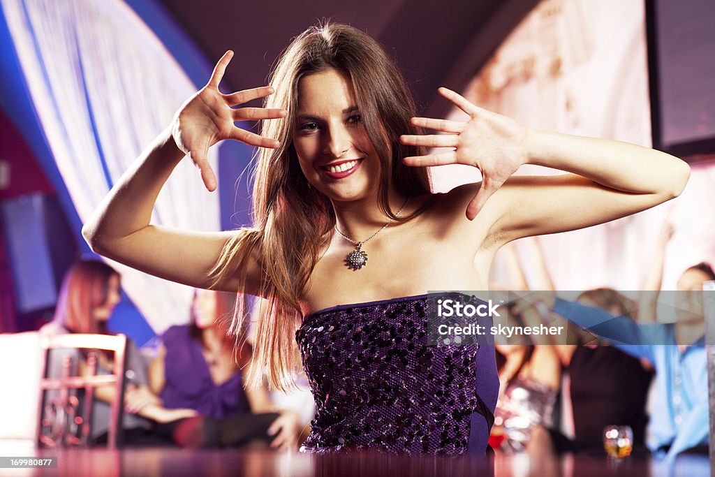 Bellissimo brunette in discoteca. - Foto stock royalty-free di Adolescenza