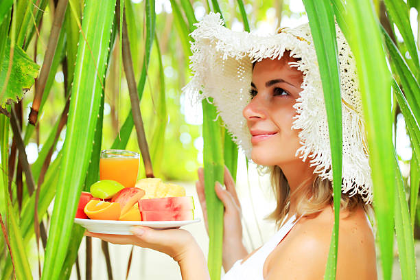 atraente mulher com prato de frutas, tropicais. - healthy eating profile tropical fruit fruit imagens e fotografias de stock