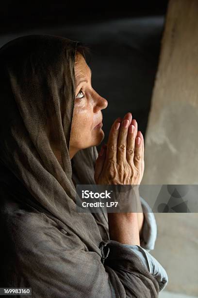 Mulher Rezar Com As Mãos - Fotografias de stock e mais imagens de Perdão - Perdão, Confessionário, Igreja