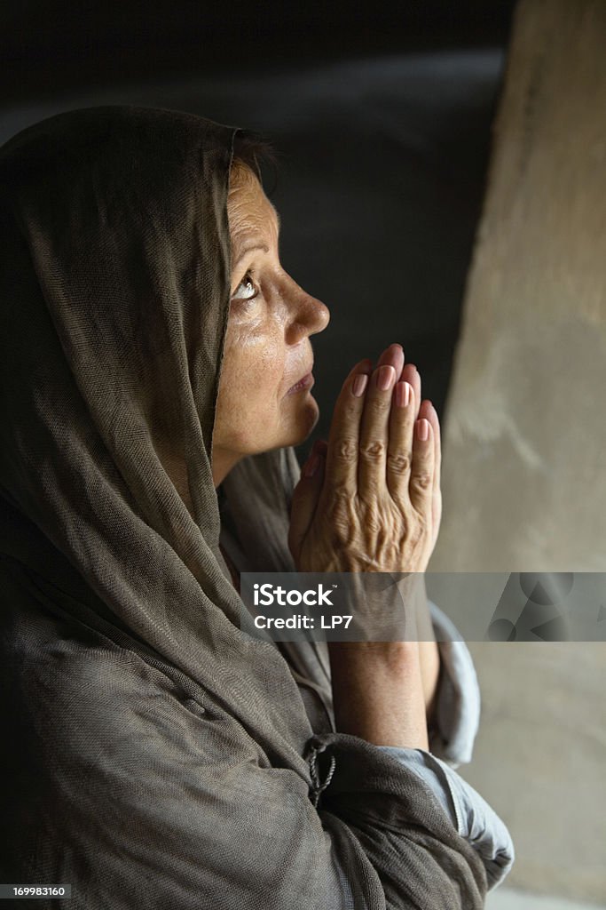 Женщина, Молясь с руки - Стоковые фото Прощение роялти-фри