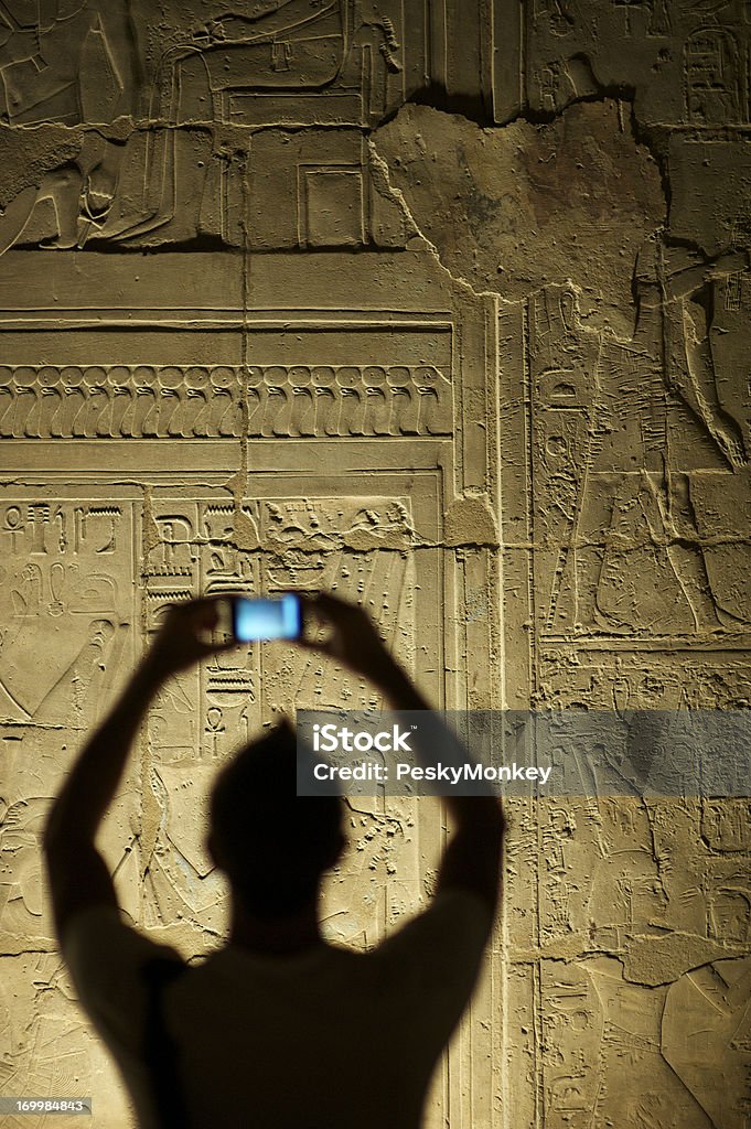 シルエットの観光客は、写真の象形文字 - エジプトのロイヤリティフリーストックフォト
