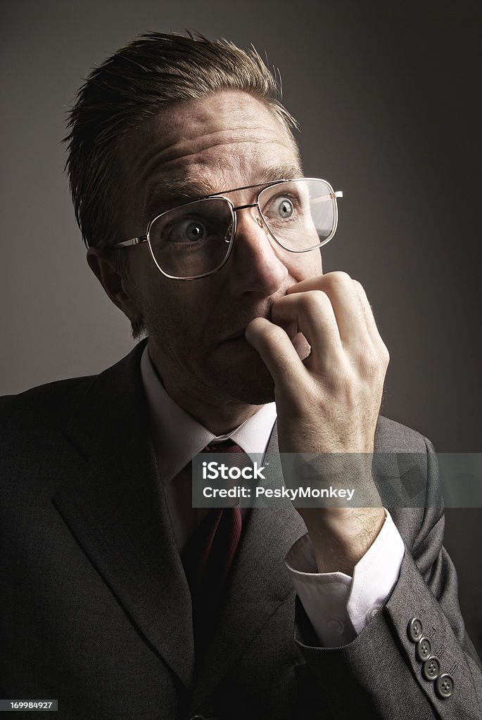 STRESSATO Uomo d'affari con espressione nervoso Mangiarsi le unghie delle mani - Foto stock royalty-free di Ansia