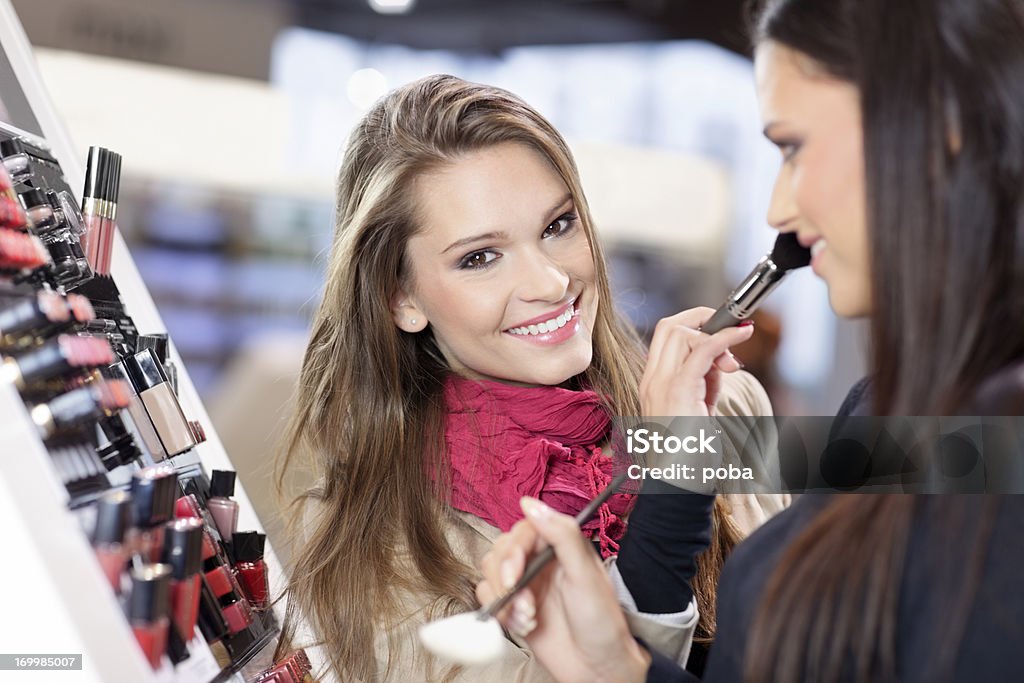 Mädchen Tests und Einkäufe Kosmetik in das beauty shop - Lizenzfrei Attraktive Frau Stock-Foto