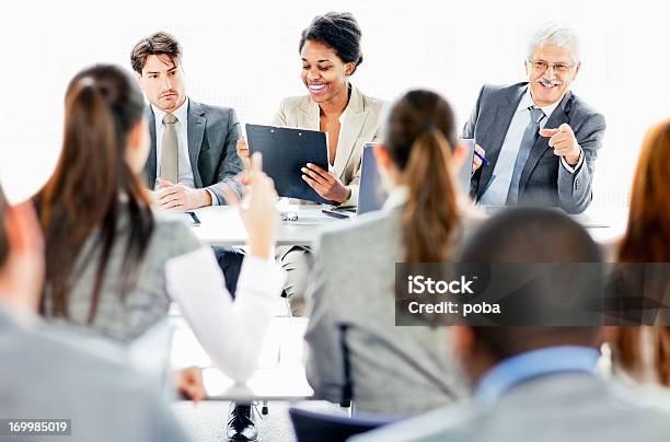 Vista Traseira De Negócios Pessoas Presentes Seminário E Levantar As Mãos - Fotografias de stock e mais imagens de Adulto