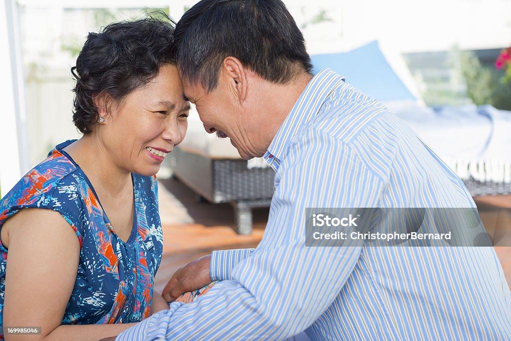 행복함 아시아판 선임 커플입니다 세로는 - 로열티 프리 2명 스톡 사진