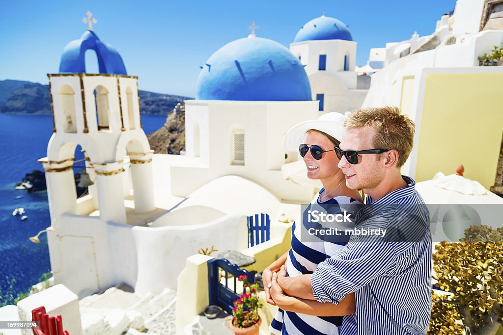 幸せな若いカップル、サントリーニ島、ギリシャ - サントリーニ島のロイヤリティフリーストックフォト