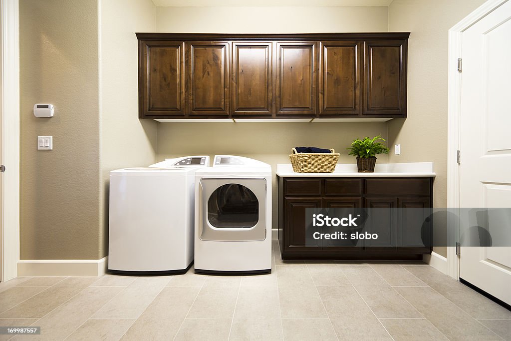 Quarto espaçoso de lavanderia - Foto de stock de Lavanderia - Cômodo de casa royalty-free