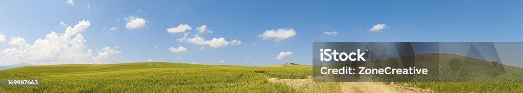 Italien, Toskana-panorama mit kultivierten hills und Straße Weg - Lizenzfrei Einspurige Straße Stock-Foto