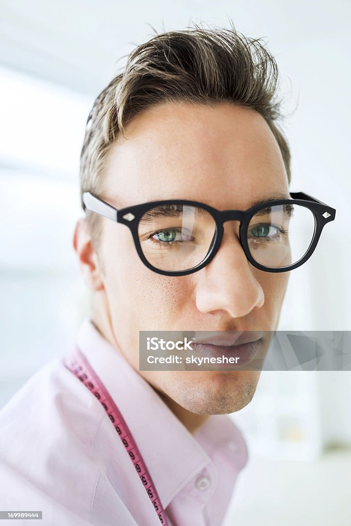 Primer plano de un hombre con gafas. - Foto de stock de Adulto libre de derechos