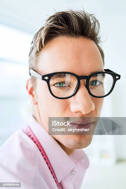 Primer Plano De Un Hombre Con Gafas Foto de stock y más banco de imágenes de Adulto - Adulto, Adulto joven, Cabello castaño