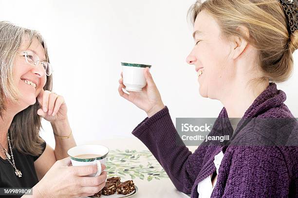 Donne Di Amici Con Una Bevanda Calda E Torta - Fotografie stock e altre immagini di Adulto - Adulto, Adulto in età matura, Affettuoso