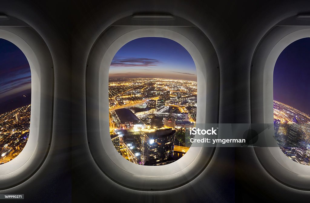 Stadt bei Nacht mit Flugzeug-Fenster - Lizenzfrei Fenster Stock-Foto