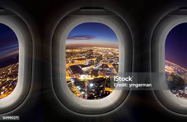 Stadt Bei Nacht Mit Flugzeugfenster Stockfoto und mehr Bilder von Fenster - Fenster, Luftaufnahme, Flugzeug