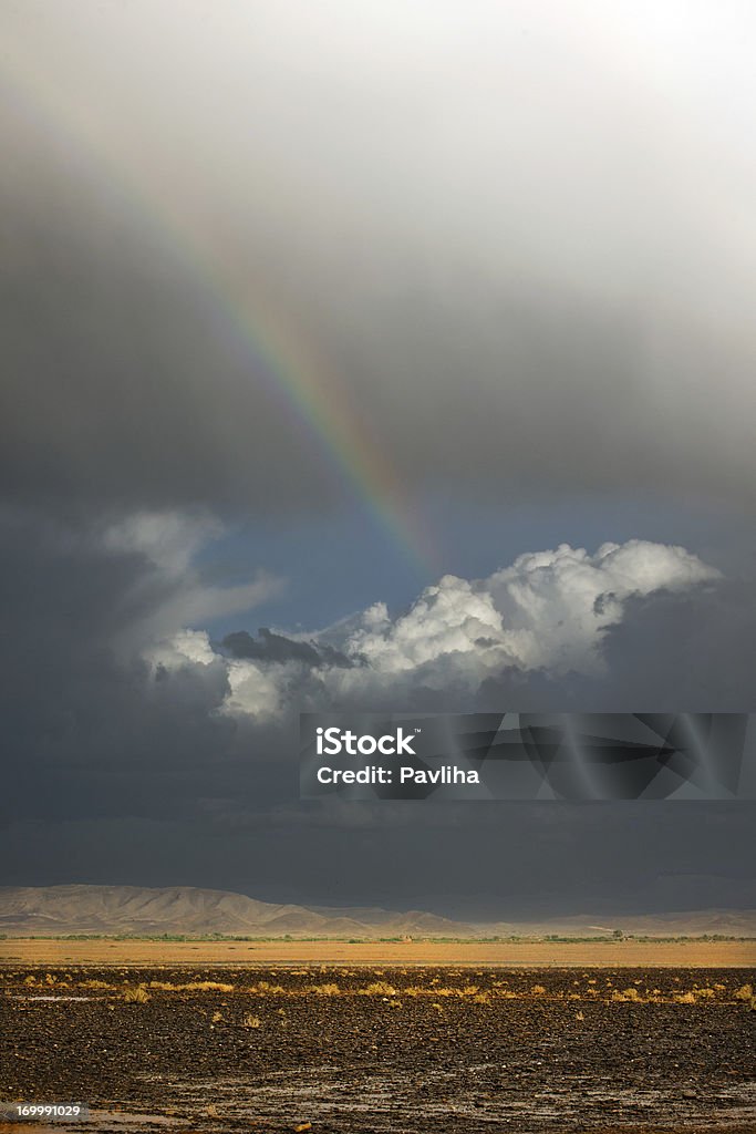 Красивая радуга и буря в пустыне, Марокко Африка - Стоковые фото Riad - Architecture роялти-фри