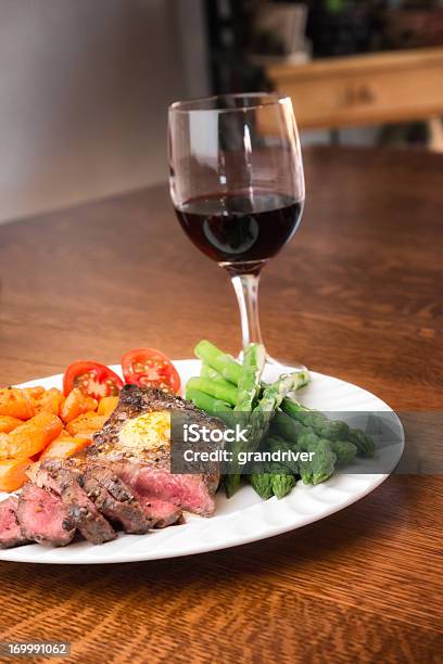 Photo libre de droit de Steak De Bœuf De Kobe banque d'images et plus d'images libres de droit de Bifteck Delmonico - Bifteck Delmonico, Vin rouge, Assiette