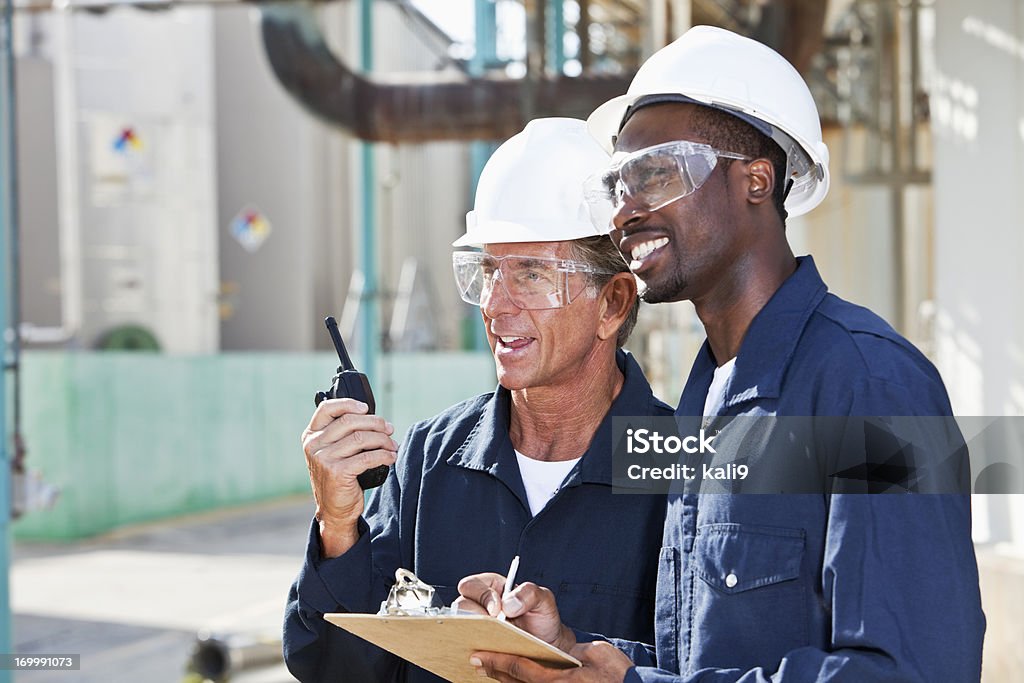Multirracial trabajadores de instalación industrial - Foto de stock de Gafas protectoras libre de derechos